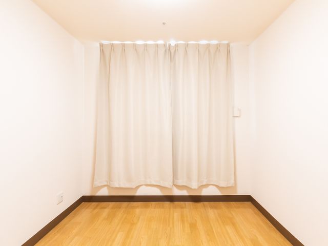 シンプルな居室の空間 居室 落ち着いた色合いの居室です。個々の好みに合わせて、快適な空間を演出していただけます。