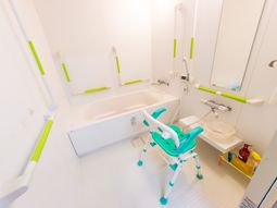 手すり付き清潔な浴室