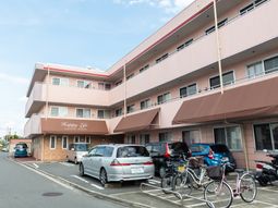 ピンクの建物外観