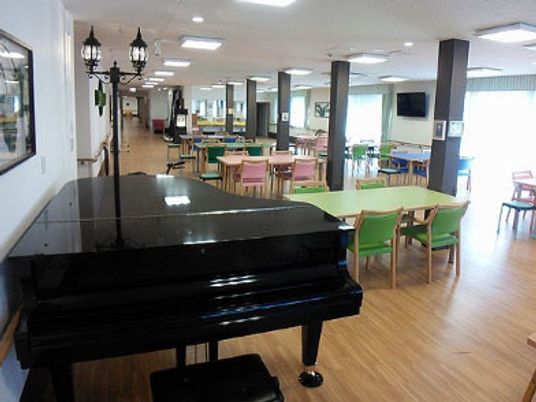 広々とした明るい食堂