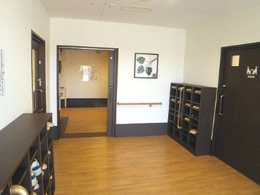 明るいエントランスの様子