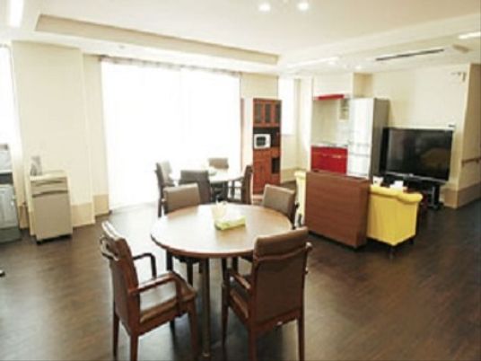 広々とした明るいラウンジ