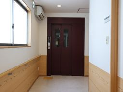 明るい廊下とエレベーター