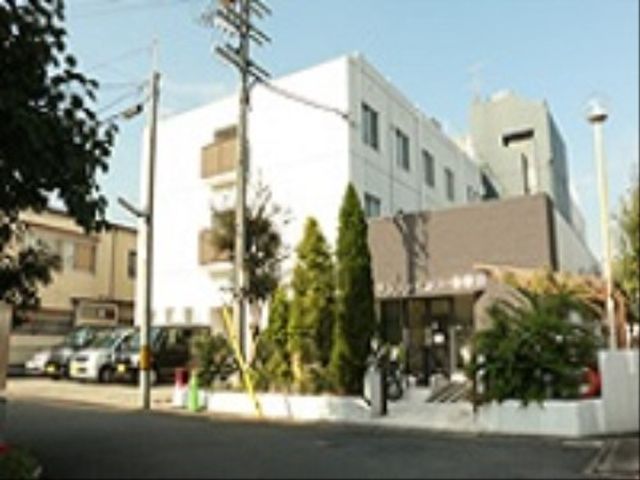 外観と緑ある環境の施設 外観 清潔感溢れる白い建物と緑豊かな環境で、心地よい職場をお探しの方に最適です。