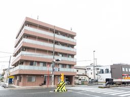 都市の角にある建物