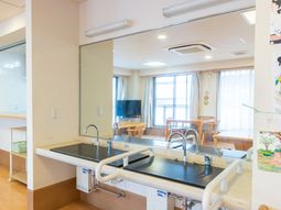 機能訓練室の明るい光景