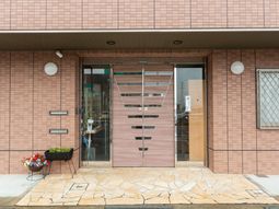 明るい施設のエントランス