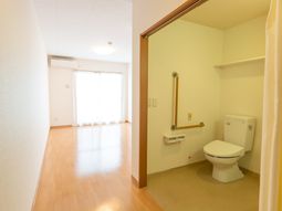 明るい居室とトイレ設備