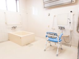 バリアフリー設計の浴室