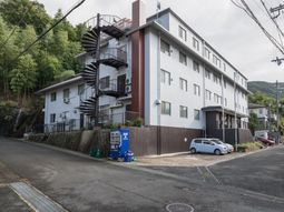 白と茶色の建物外観