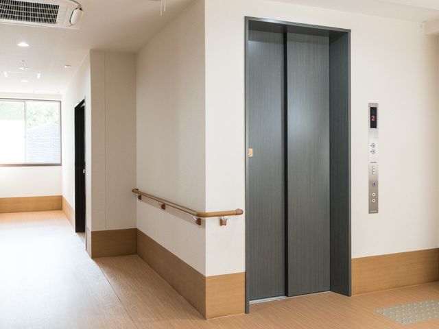 清潔感のある廊下のエレベーター エレベーター 手すりが整ったエレベーター前の廊下は、ゆとりのある設計で、安全にご移動いただけます。
