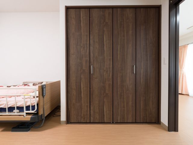 整備された居室のクローゼット 居室 ゆったりとした造りの居室では、広々としたクローゼットが整備され、生活しやすい環境が整っています。