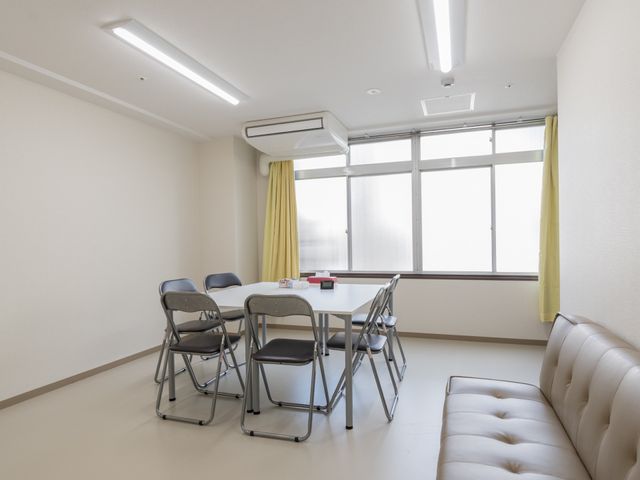 明るい居室の様子 談話室 広々とした居室には、ゆったりと座れるソファとテーブルが配置され、窓から自然光が差し込んでいます。静かで穏やかな雰囲気は、日々のくつろぎの時間に最適です。