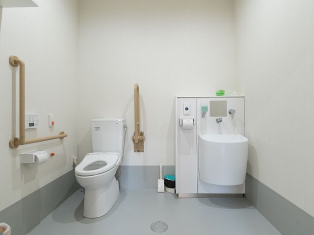 バリアフリー対応トイレ トイレ 手すり付き清潔なトイレです。安全と利便性を考慮した設計で、すべての方に配慮された環境が整っています。