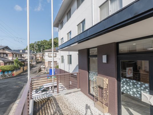 施設のきれいなエントランス