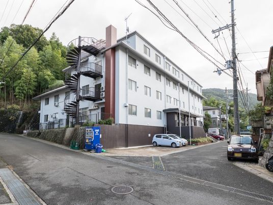 白い建物の外観