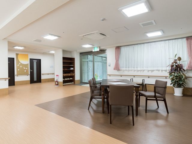 快適な空間の食堂 共有スペース ゆったりした食堂では、居心地の良い食事の時間を提供しています。明るく清潔感のある雰囲気で皆様をお迎えいたします。