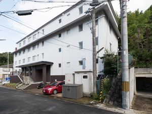 白い壁の建物外観