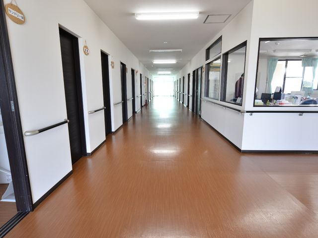 明るく清潔な廊下 廊下 スタッフや入居者が行き交う廊下は、明るく開放的な雰囲気を持っており、清潔感があります。ゆとりのある空間で安心してお仕事ができる環境です。