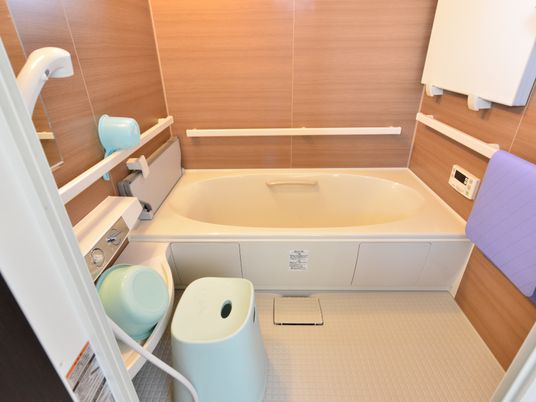 バリアフリー設計の浴室