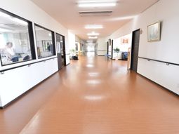 清潔な施設の廊下
