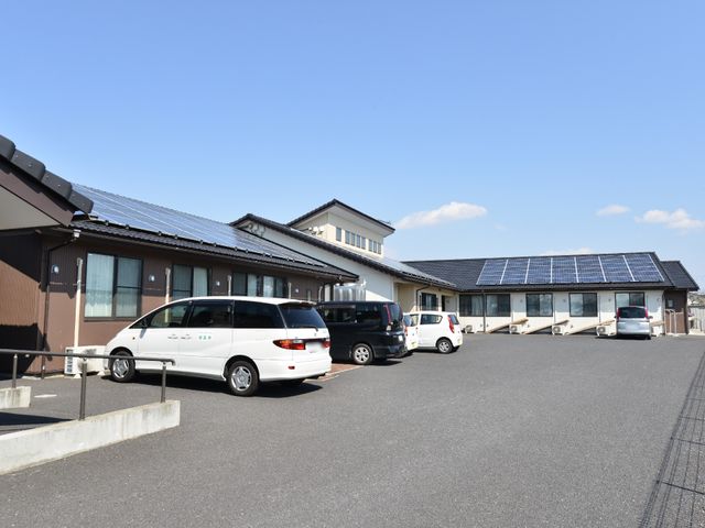 太陽光パネル付き施設外観 駐車場 自然エネルギーを活用した清潔感のあふれる施設です。環境に配慮した働きやすい環境が整っています。
