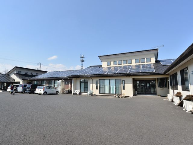 清潔感あふれる施設外観 外観 ゆったりとした駐車場を備えた施設前は、明るく開放的で安心して通える環境が整っています。