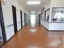 清潔で広い廊下