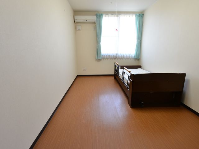 シンプルな居室 居室 落ち着いた色合いの居室は、広々としており自分のスペースを大切にできます。快適な日々を過ごせる環境が整っています。