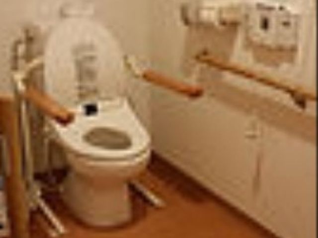 バリアフリー設計のトイレ トイレ サポート用の手すりが設置された清潔な空間です。ご利用者の安全と利便性を考えた設計になっております。