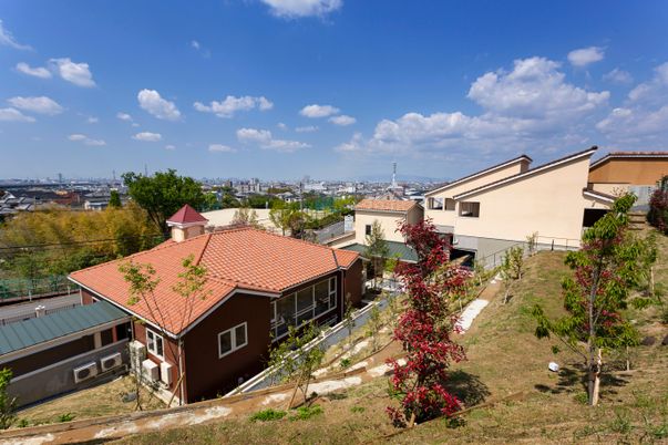 明るい外観の建物群
