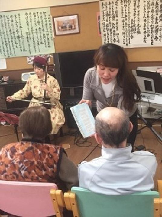 笑顔で支援するスタッフ
