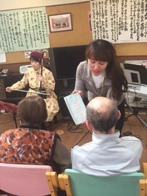 笑顔で支援するスタッフ