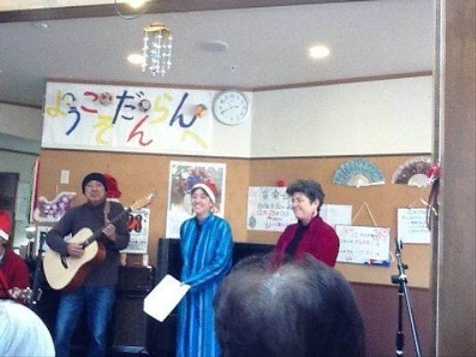 楽しげな演奏シーンのスタッフ