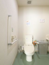 手すり付きのトイレ