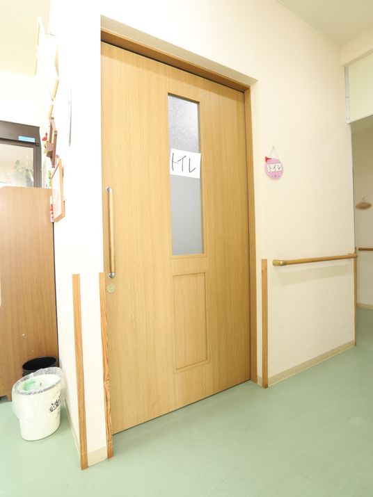 木製の扉の居室入口