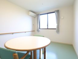 明るい居室のテーブルと椅子
