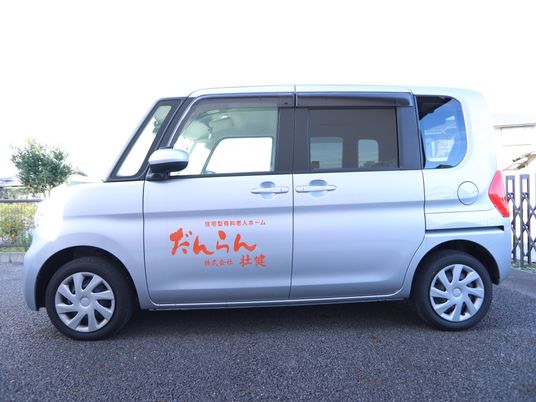 施設のロゴ入り送迎車
