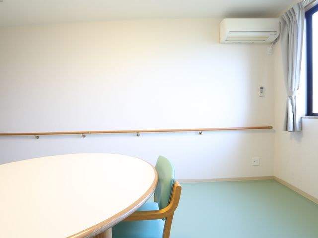 明るい居室の一角