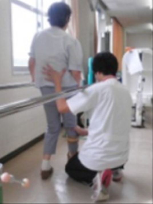 リハビリ支援するスタッフと利用者