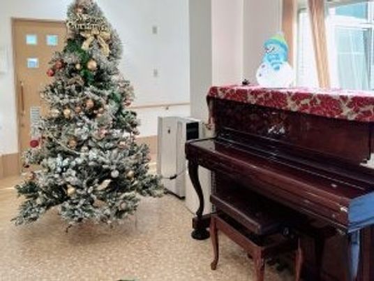 クリスマス飾りのあるロビー  