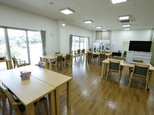 広々とした明るい食堂
