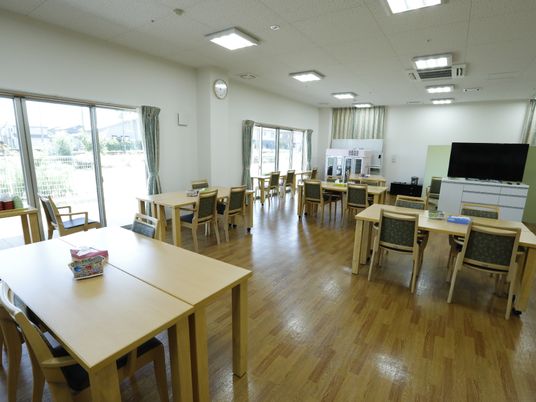 広々とした明るい食堂