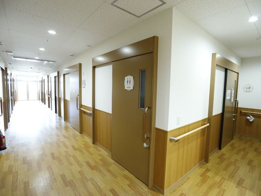 廊下の明るいシーン
