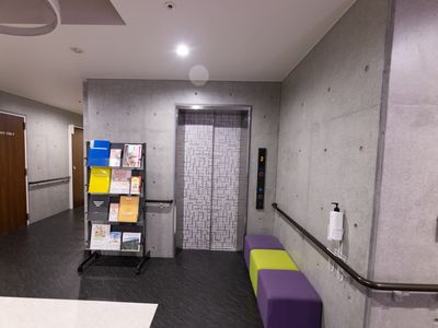モダンなエレベーターホール