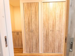 木目調クローゼットのある廊下