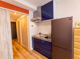 洗練された居室のキッチン