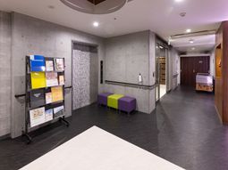 モダンな施設のエントランス