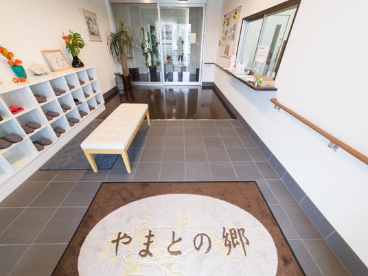明るいエントランスの風景