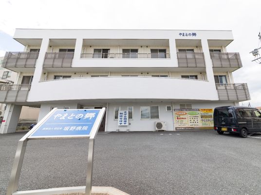 白い建物の外観